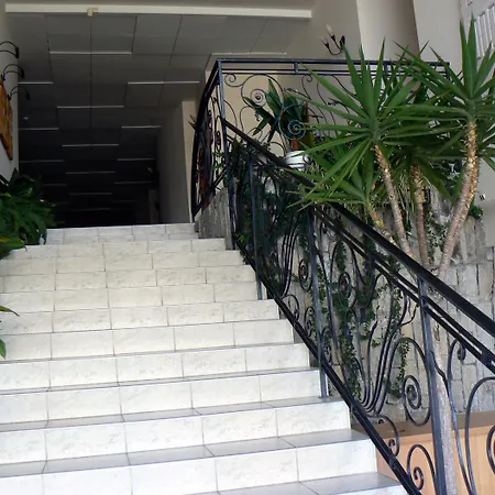 Lotus Family - Free Parking