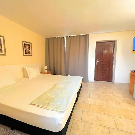 Lotus Family - Free Parking Otel